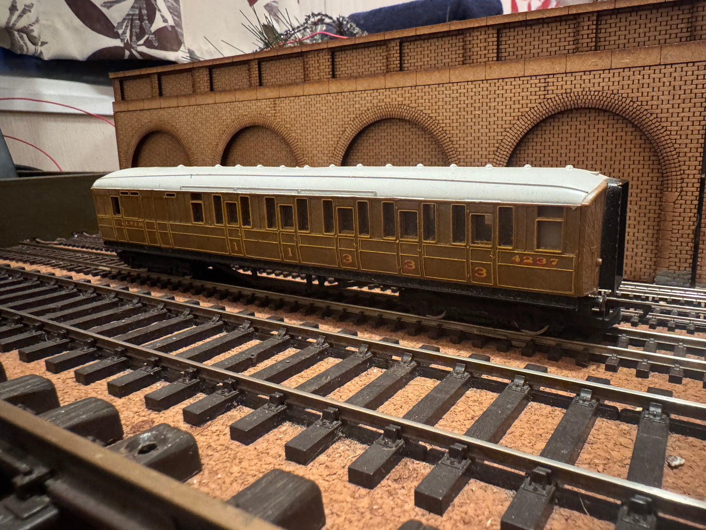 Hornby R4333 (OO) London North Eastern Railway ‘Gresley’ Brake Corridor Composite No.4237 