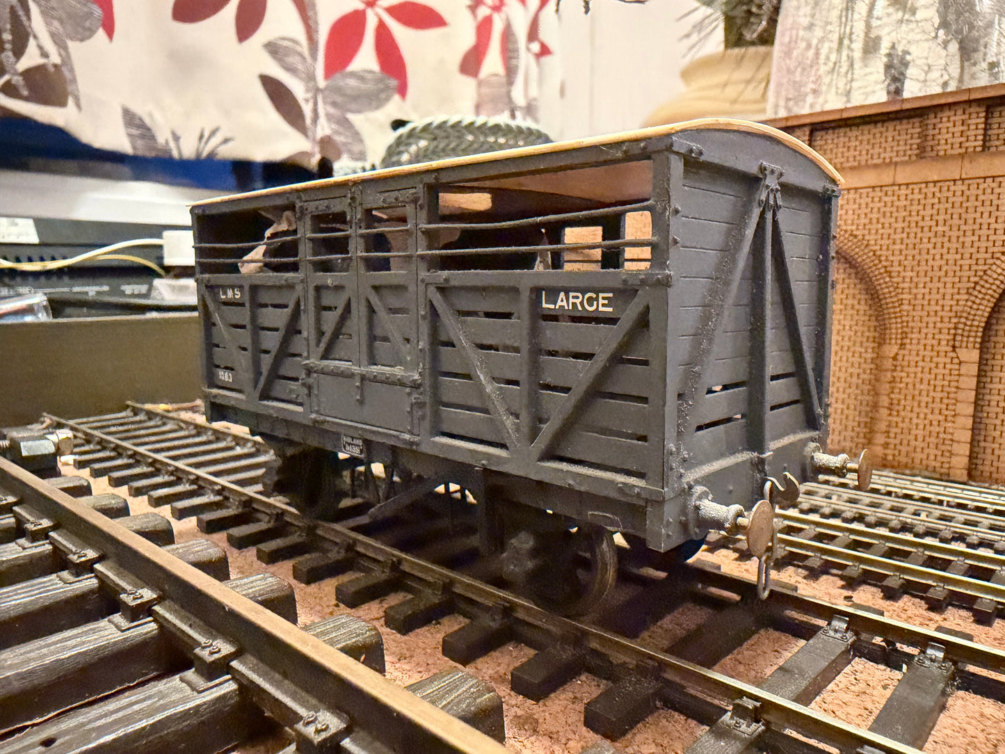 Slater’s 7031 (O Gauge) Ex MR ‘Large’ 10T Cattle Wagon No.114351 in London Midland & Scottish Railway Grey, with Bull (unfinished) 