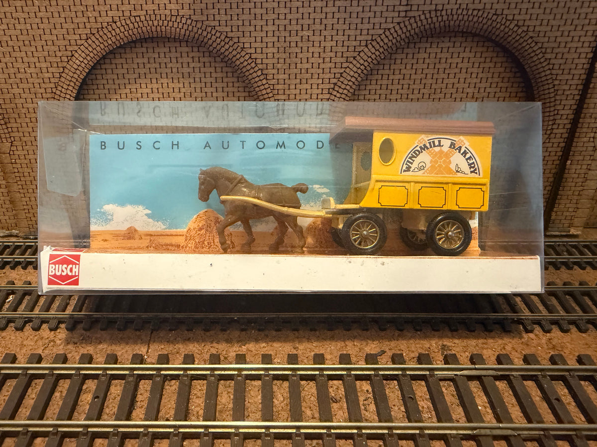 Busch Automodelle 44930 (1:87 / HO) Heuwagen / Horse & Wagon in Windmill Bakery Colours