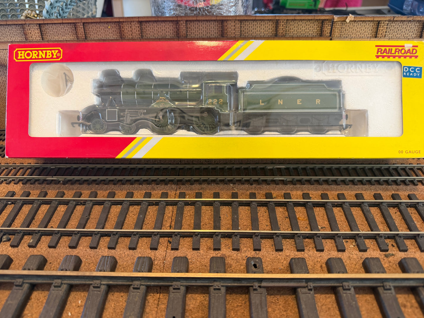 Hornby Railroad R3062 (OO) London North Eastern Railway D49 ‘Hunt Class’ No.222 “The Berkeley” in Pre War LNER Apple Green. DCC Ready 