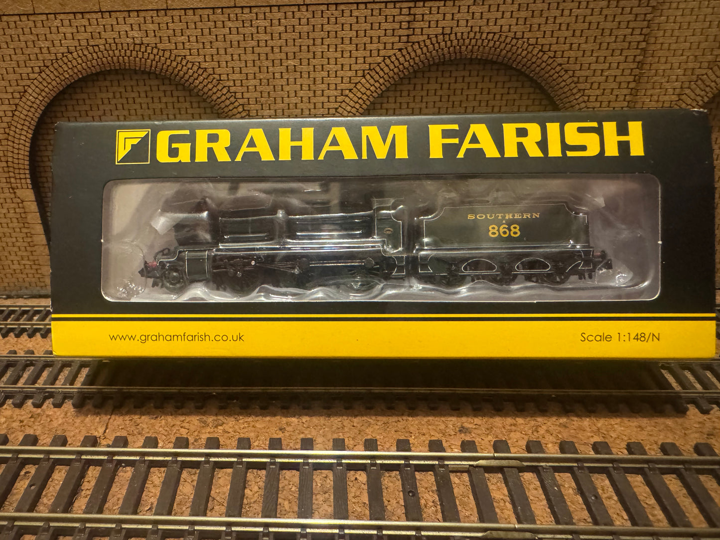 Graham Farish 372-930 Southern Railway N Class ‘Mongolipers’ No.A868 in Early Southern Olive Green. DCC Ready 