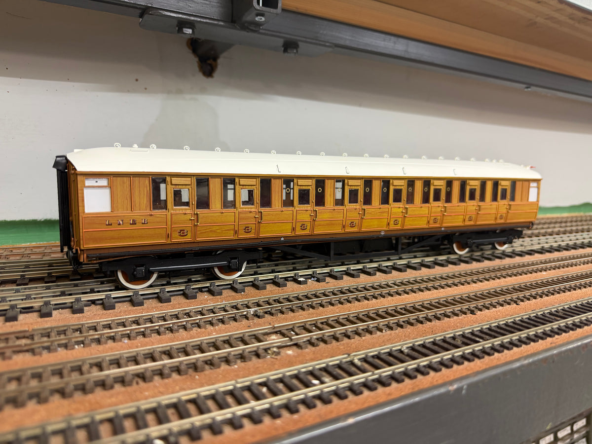 Hattons H7-TC115-001 (O Gauge) London North Eastern Railway, ‘Gresley’ Diagram 115 Corridor Third in LNER Varnished Teak. (Unnumbered) 