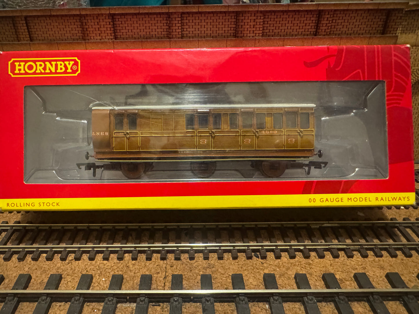 Hornby R40083 (OO) London North Eastern Railway, Six Wheeled Brake Third Class Compartment Brake Coach No.4589 in LNER Varnished Teak. 