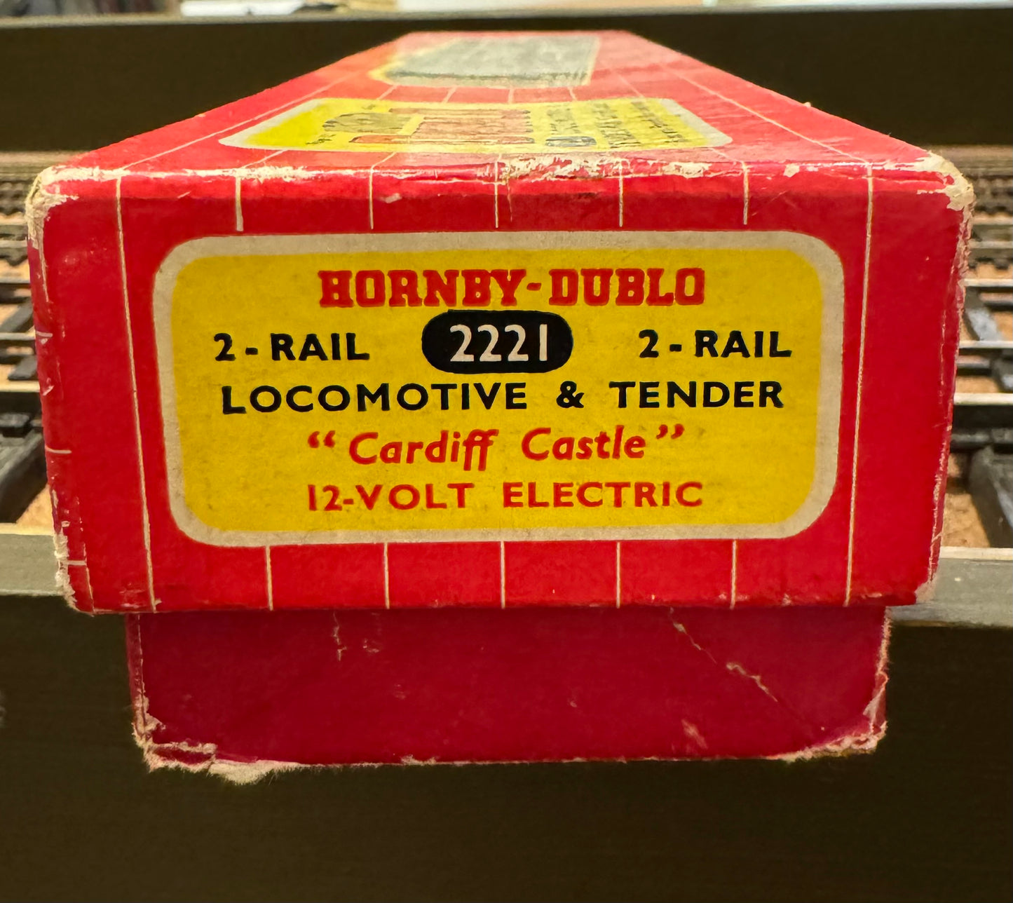 Hornby Dublo [2 Rail] (OO) Ex GWR, 4073 ‘Castle Class’ No.4075 “Cardiff Castle” in Lined British Railways Green.