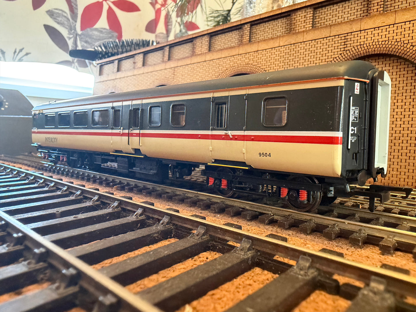 Hornby R4618 (OO) British Rail, MK2E Brake Standard Open No.9504 in Intercity Executive Livery.