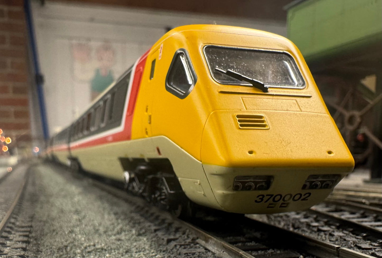 Hornby 30104 (OO) British Rail Class 370, Advanced Passenger Train No.370002 in BR Intercity livery, 5 car set. DCC Ready