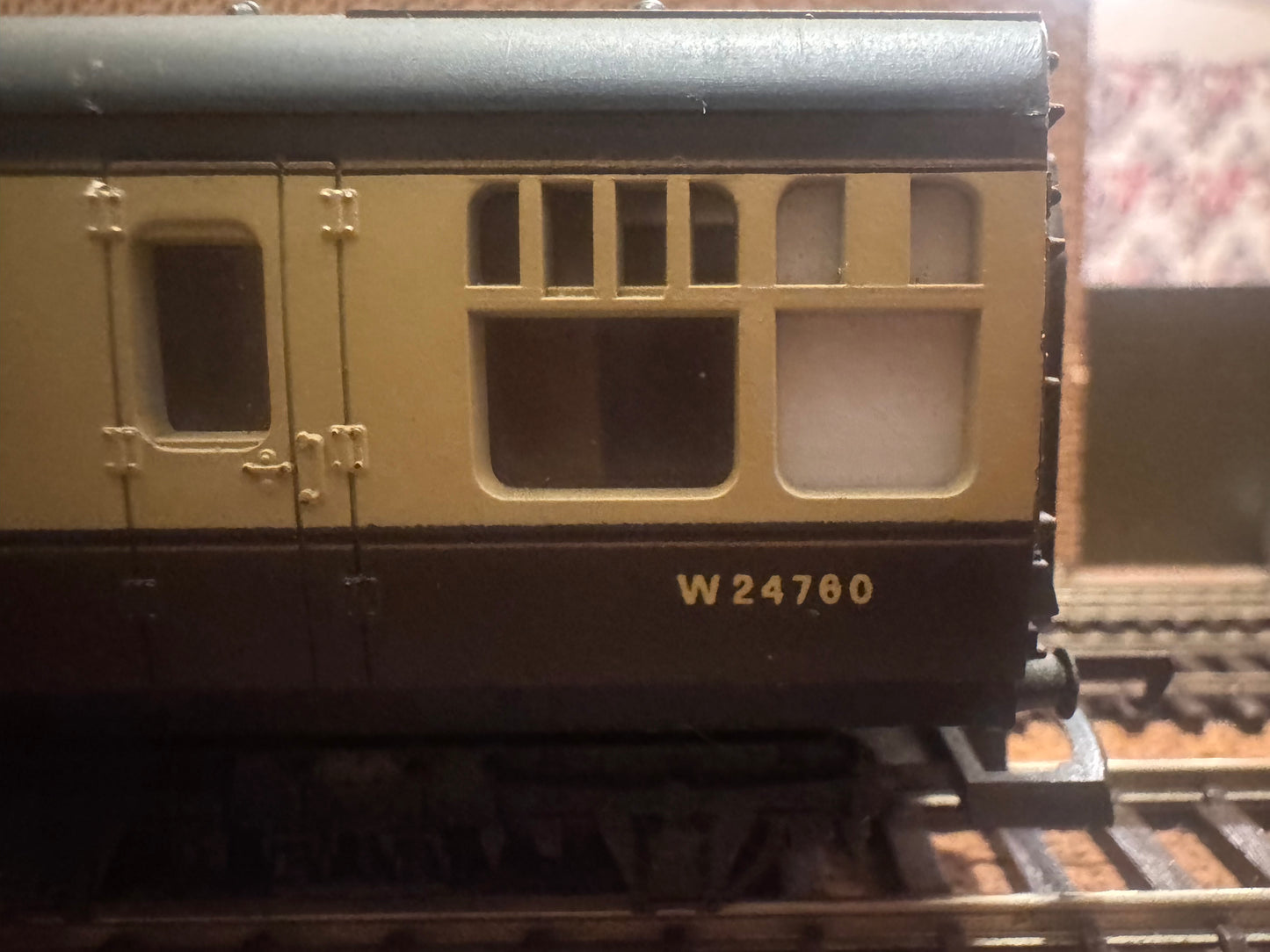 Lima L305322 (OO) British Railway MK1 Restaurant Car No.W24760 in BR Western Region ‘Chocolate & Cream 