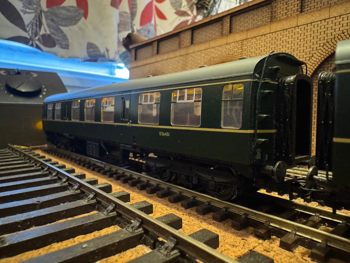 Bachmann 31-327 (OO) British Railways / Cravens Ltd, Diesel Multiple Unit [Class 105] Power & Trailer Car in BR Green with half yellow ends. DCC Fitted 