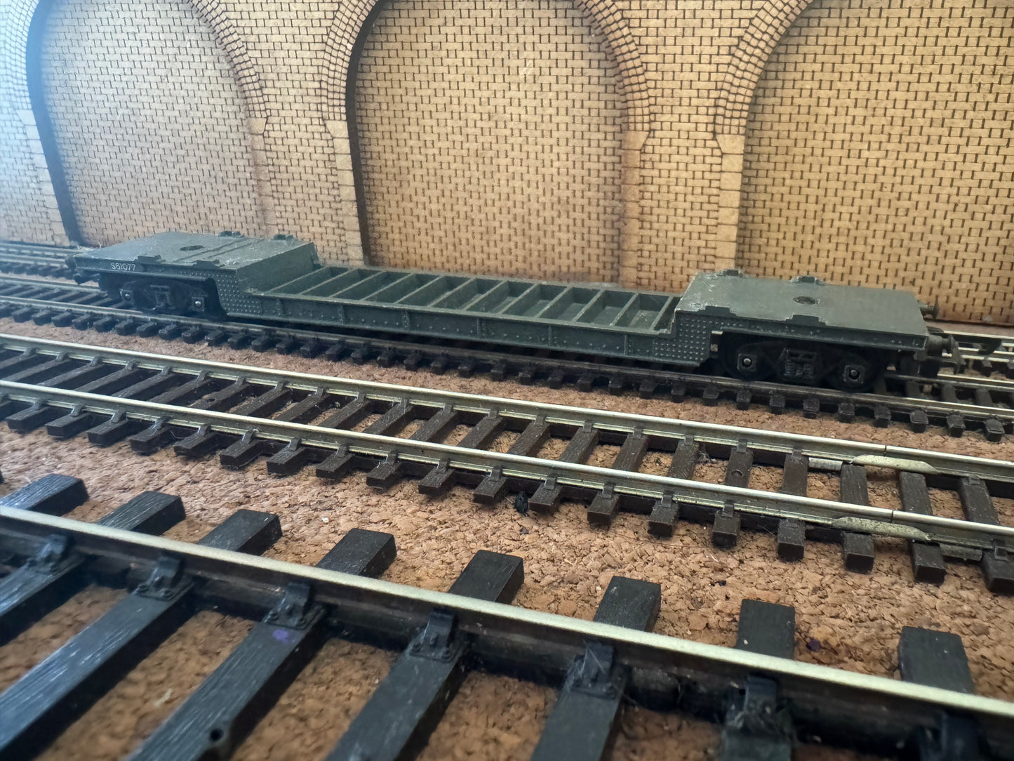 Tri-ang T.173 (TT) British Railways Bogie Well Wagon No.S61077 in BR Grey 