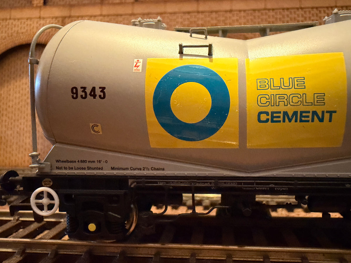Hornby R6253 (OO) British Rail VEE Cement Tanker No.9343 in Blue Circle Cement Livery 