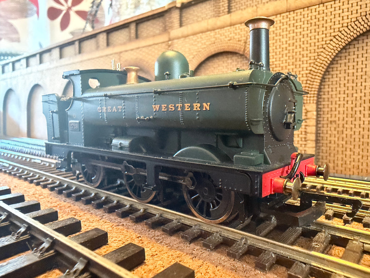 Hornby R2534A (OO) Great Western Railway 2721 Pannier Tank No.2748 in GWR unlined Brunswick Green. 