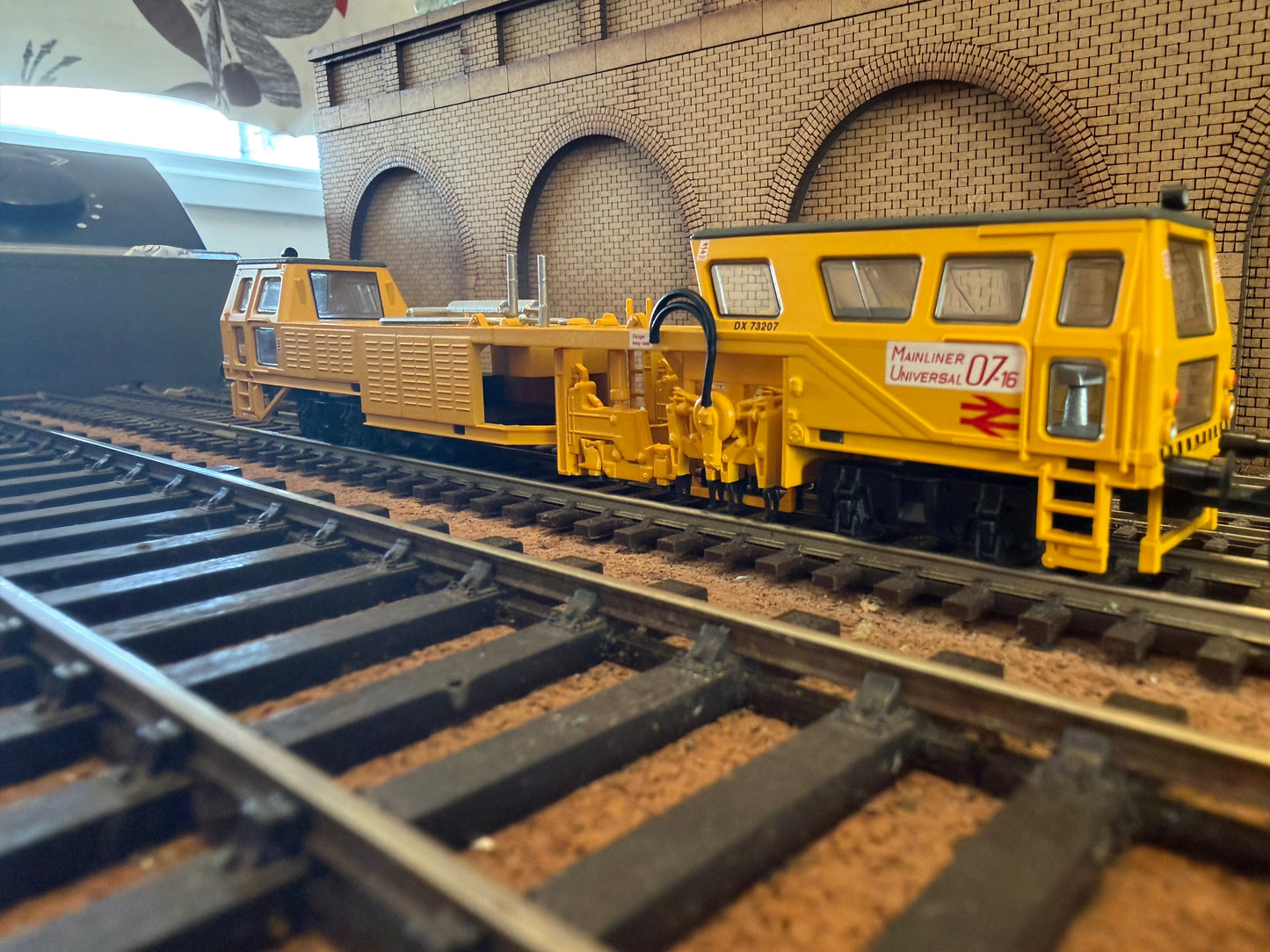 Bachmann 36-160 (OO) British Rail, Plasser Track Tamper Machine No.DX72307 (Non Motorised) in BR departmental yellow. 