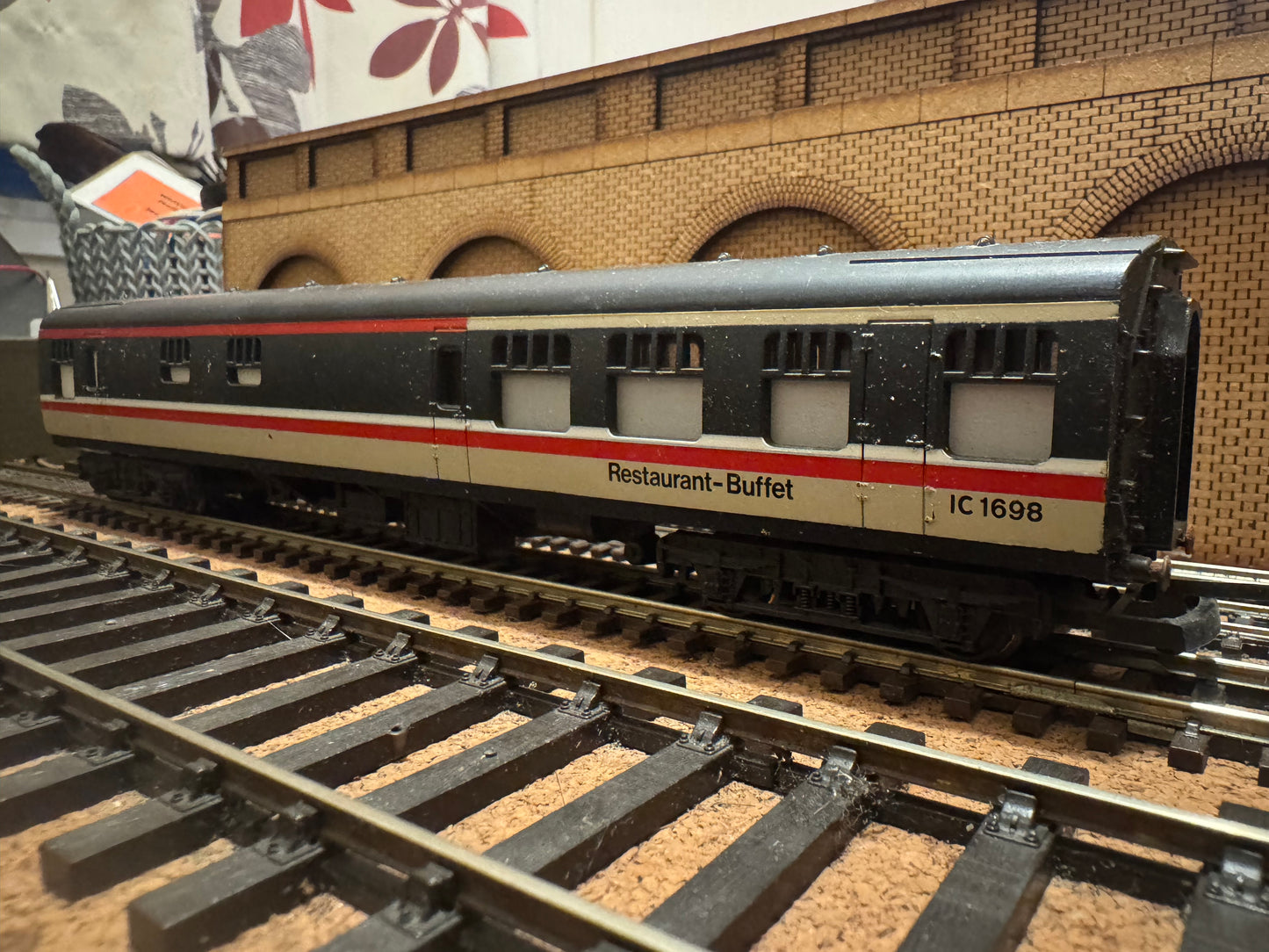 Lima L305320 (OO) British Railways MK1 Restaurant-Buffet No.IC1698 in British Rail Intercity Executive livery 