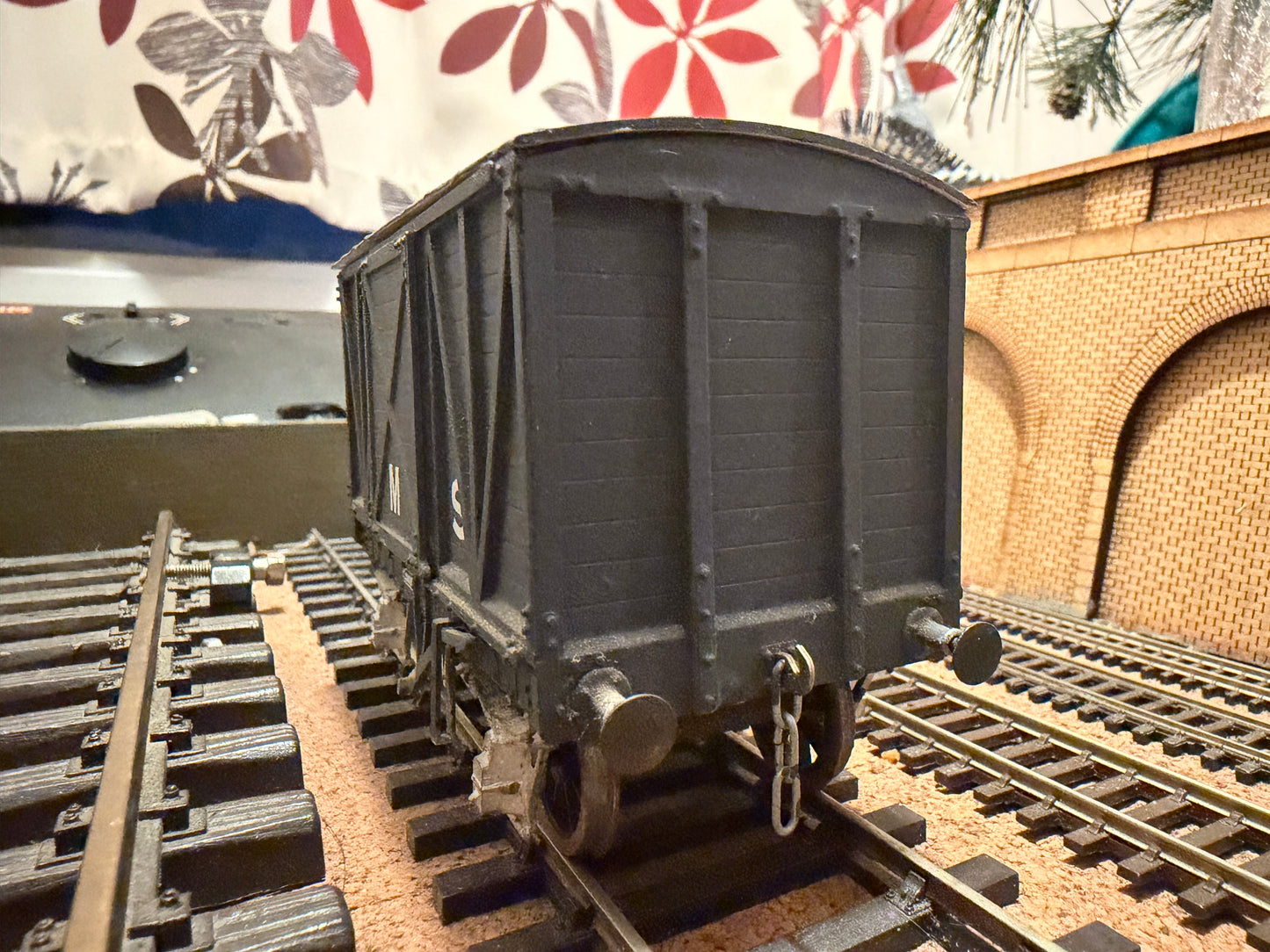Slaters (O Gauge) Ex MR 10T Covered Van No.39916 in LMS Grey 