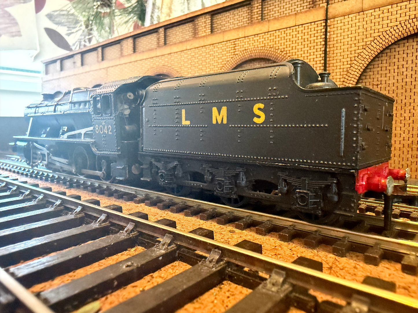 Wrenn R2225 (OO) London Midland & Scottish Railway ‘Stanier’ 8F No.8024 in LMS Unlined Black.