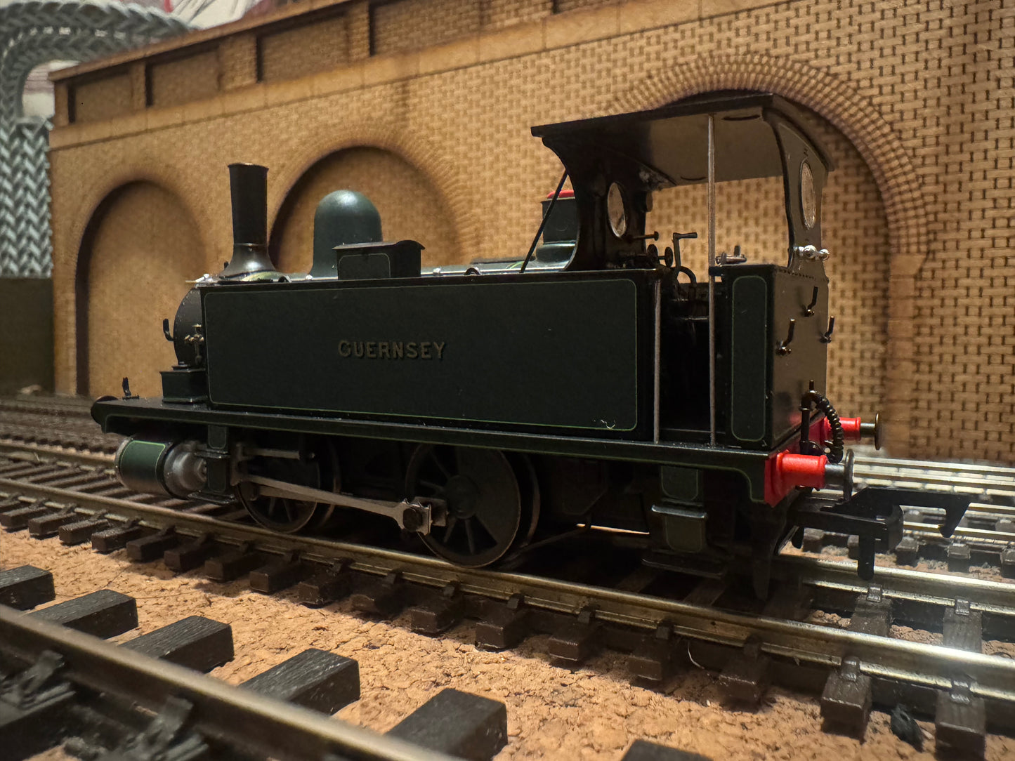 Dapol 4S-018-007 (OO) London South Western Railway B4 Dock Tank “Guernsey” in LSWR Southampton Docks Lined Dark Green. DCC Ready 