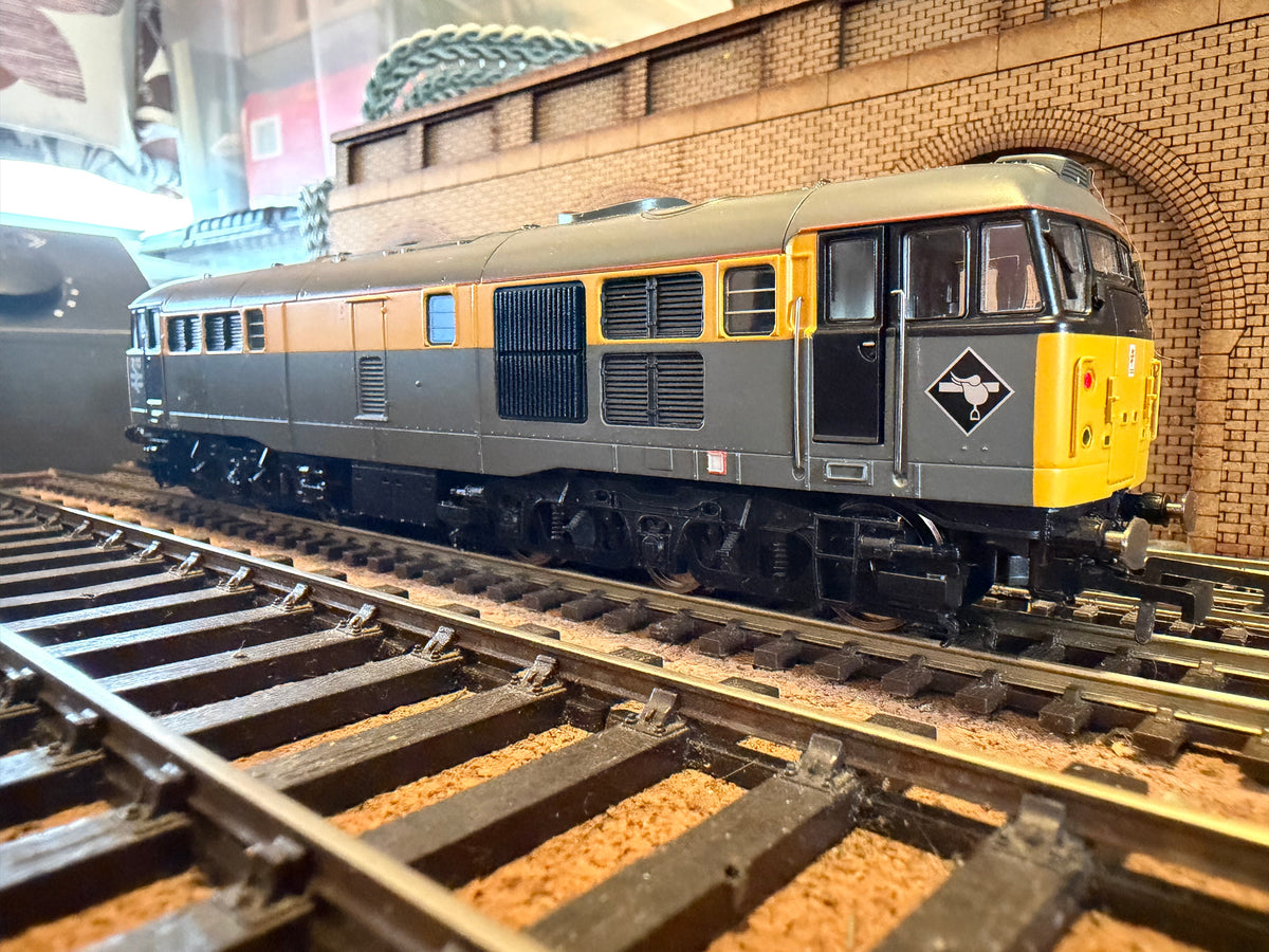 Hornby R2421 (OO) British Railways, Class 31/1 ‘Skinhead’ No.31110 in British Rail Civil Engineers ‘Dutch’ Grey and Yellow. DCC Ready 