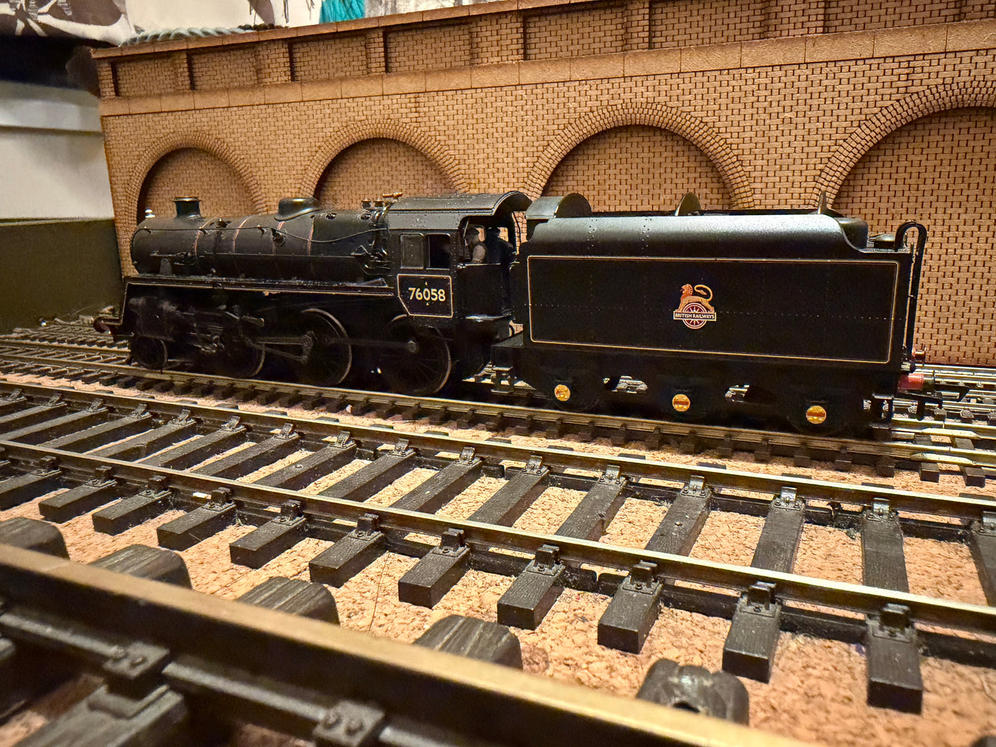 Bachmann 32-954 (OO) British Railways Standard 4MT Mogul No.76058 with BR1B Tender in weathered BR lined Black. DCC Sound Ready 