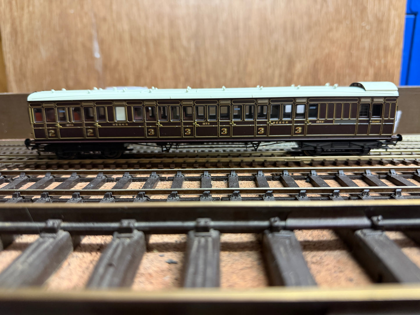 Bachmann 39-600 (OO) South Eastern & Chatham Railway 60ft ‘Birdcage’ Brake Composite Lavatory No.1174 (Set 138) SE&CR ‘Dark Lake’ Livery.