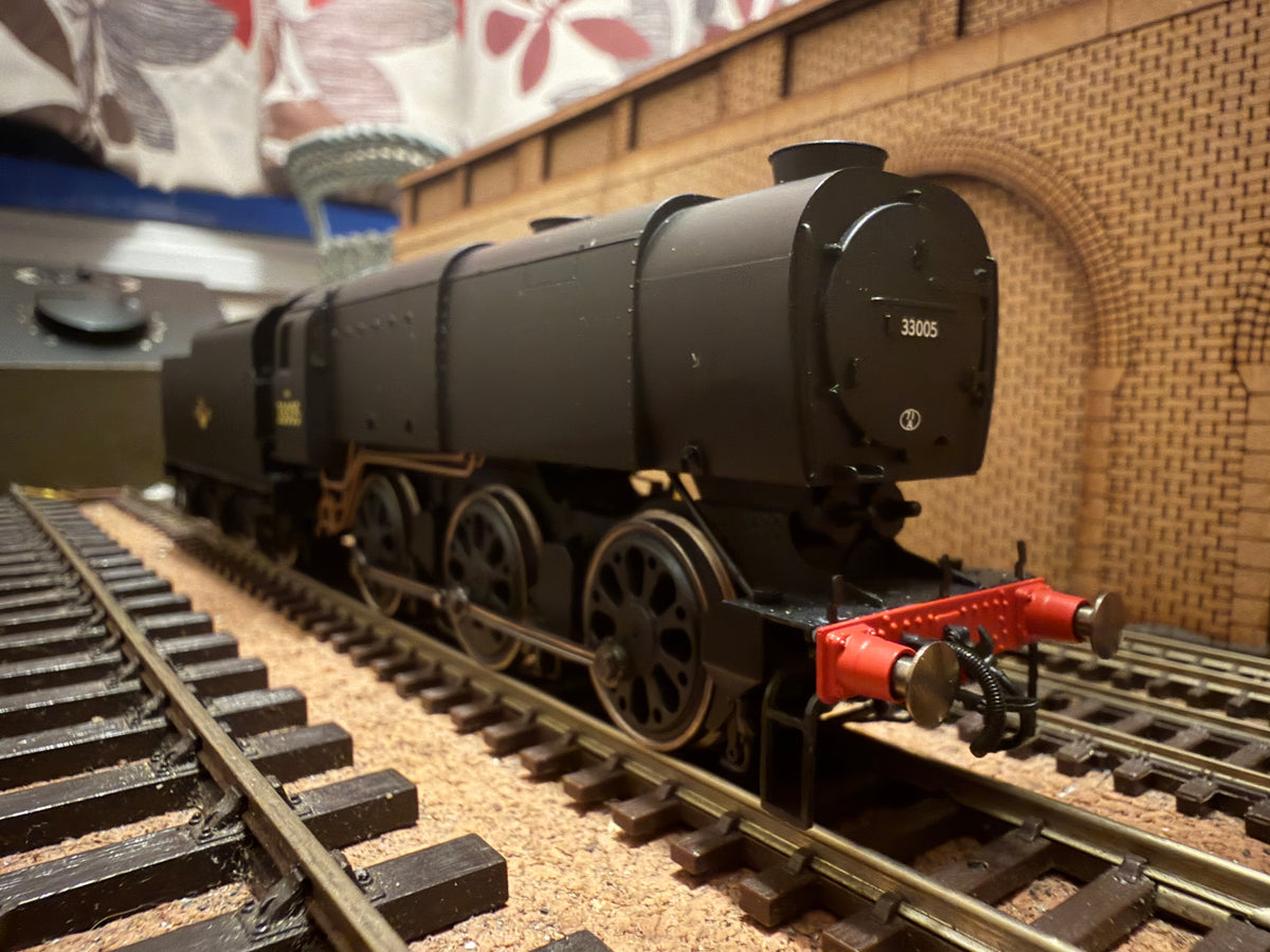 Hornby R3011 (OO) Ex SR ‘Bulleid’ Q1 No.33005 in British Railways Unlined Black. (Shed Code, 71A Eastleigh Depot) DCC Ready 