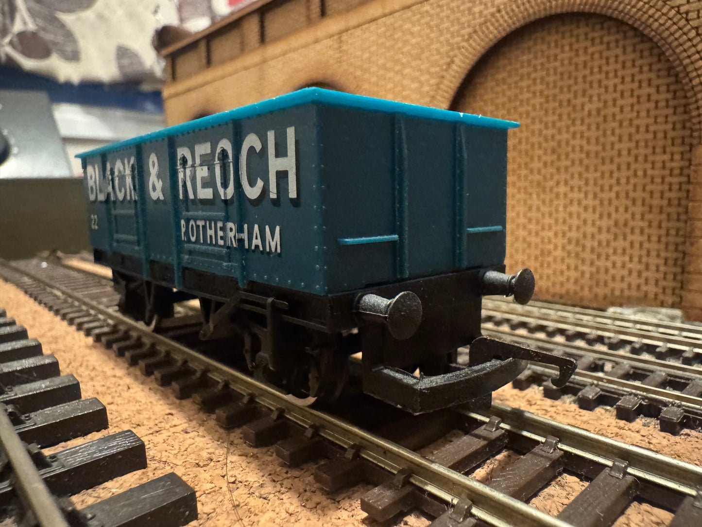 Hornby R021 (OO) Black & Reoch 20T LWB, End Tipper Mineral Wagon No.22