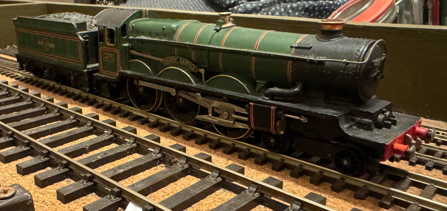 Hornby Dublo [2 Rail] (OO) Ex GWR, 4073 ‘Castle Class’ No.4075 “Cardiff Castle” in Lined British Railways Green.