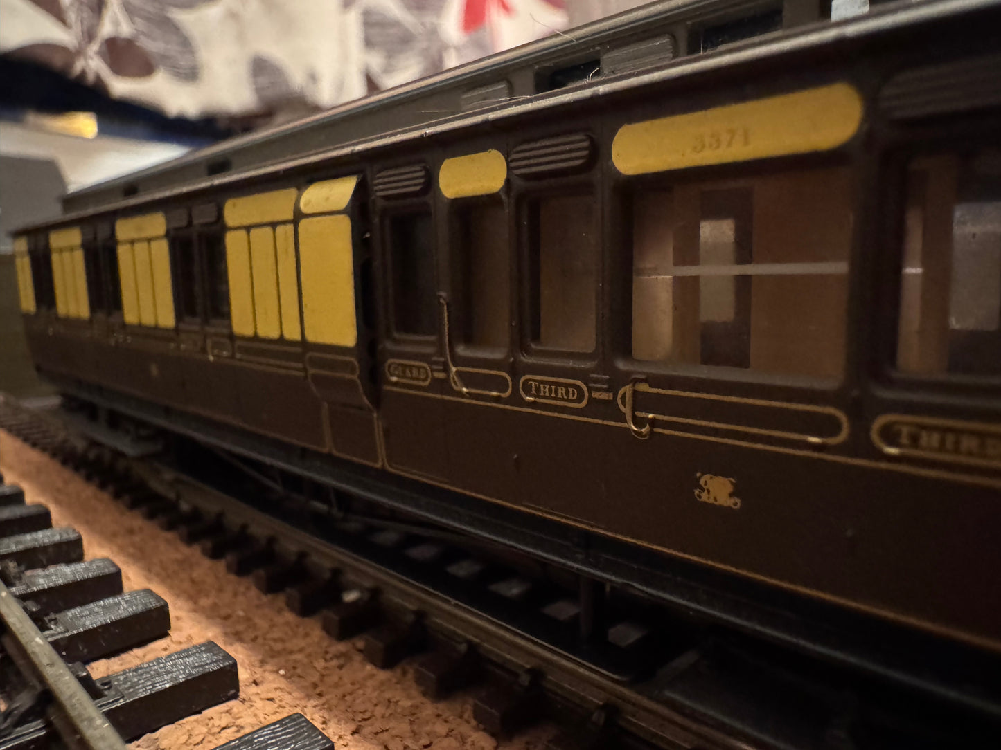 Hornby R4120 (OO) Great Western Railway ‘Dean’ Clerestory Brake No.3371 in GWR (1880 - 1908) Chocolate & Cream with Gold Lining. 