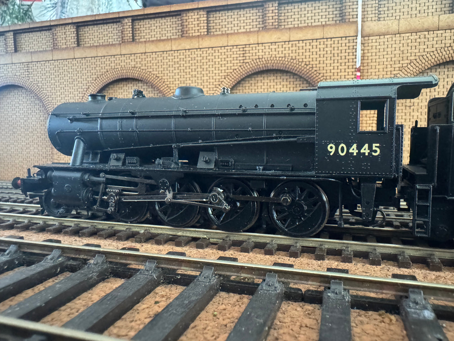 Bachmann 32-252 (OO) EX WD Austerity 2-8-0 No.90445 in British Railways Unlined Black. (Shed Code 50A, York Depot)