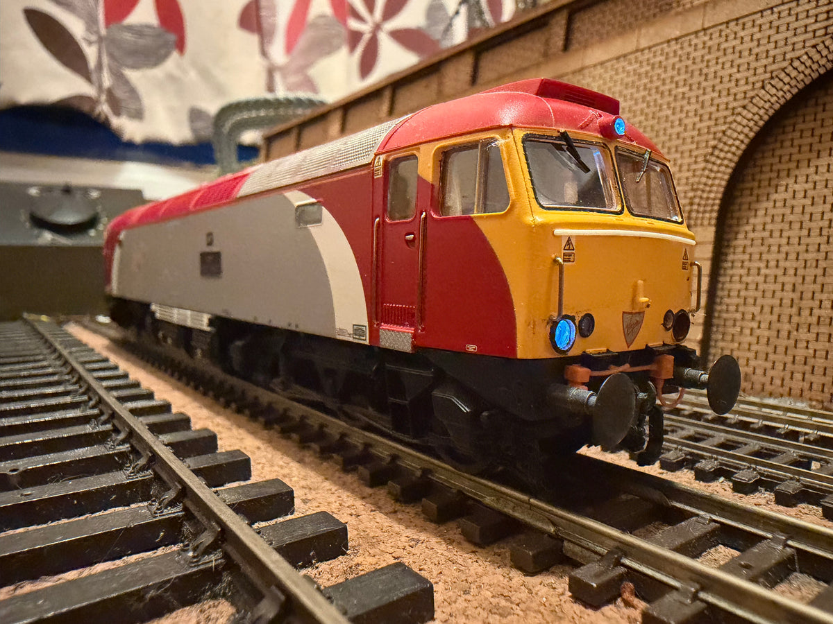 Bachmann 32-751 (OO) Brush Traction / Virgin Trains Class 57/3 No.57301 “Scott Tracey” in Virgin Trains Livery and Pre Dellner Coupling Condition. DCC Ready