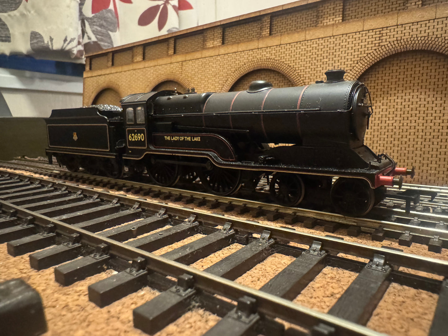 Bachmann 31-135 (OO) Ex LNER D11/2 ‘Scottish Director’ No.62690 “Lady Of The Lake” in British Railways Lined Black. (Shed Code 64B, St Rollox Depot) DCC Ready 