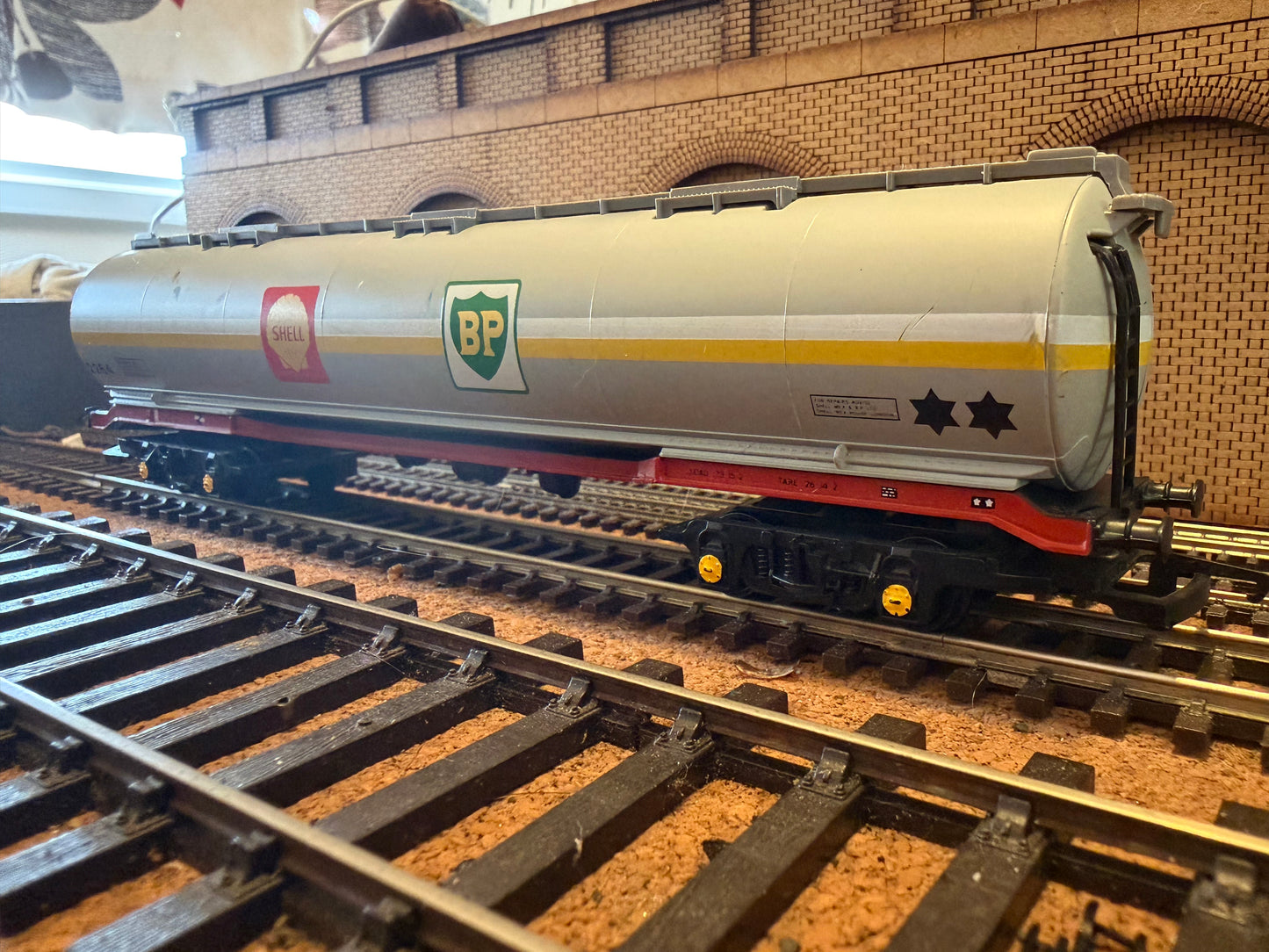 Hornby R669 (OO) British Rail 100T TEA Tank Wagon No.2264 in British Petroleum / Shell livery 
