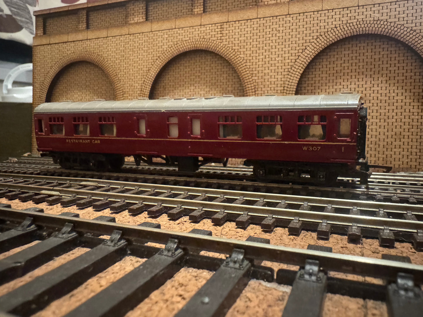 Tri-ang T-86 (TT) British Railways MK1 Restaurant Car No.W307 in BR Maroon 