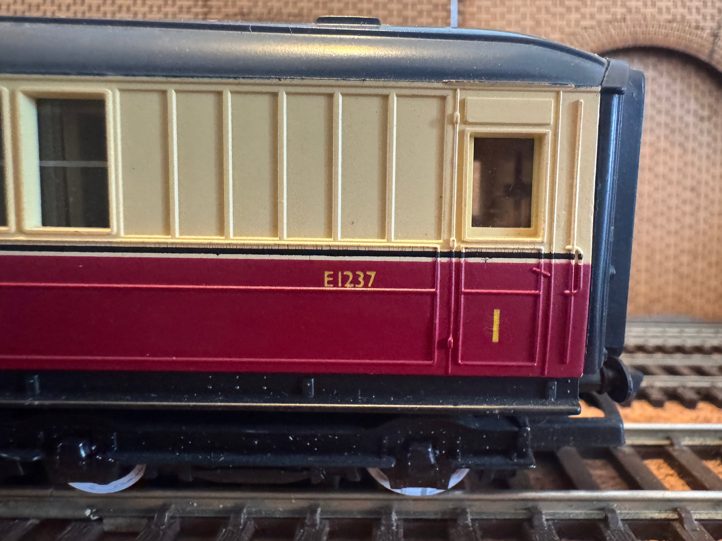 Hornby R419 (OO) Ex LNER ‘Gresley’ First Class Sleeping Car No.E1237 in British Railways Blood and Custard 