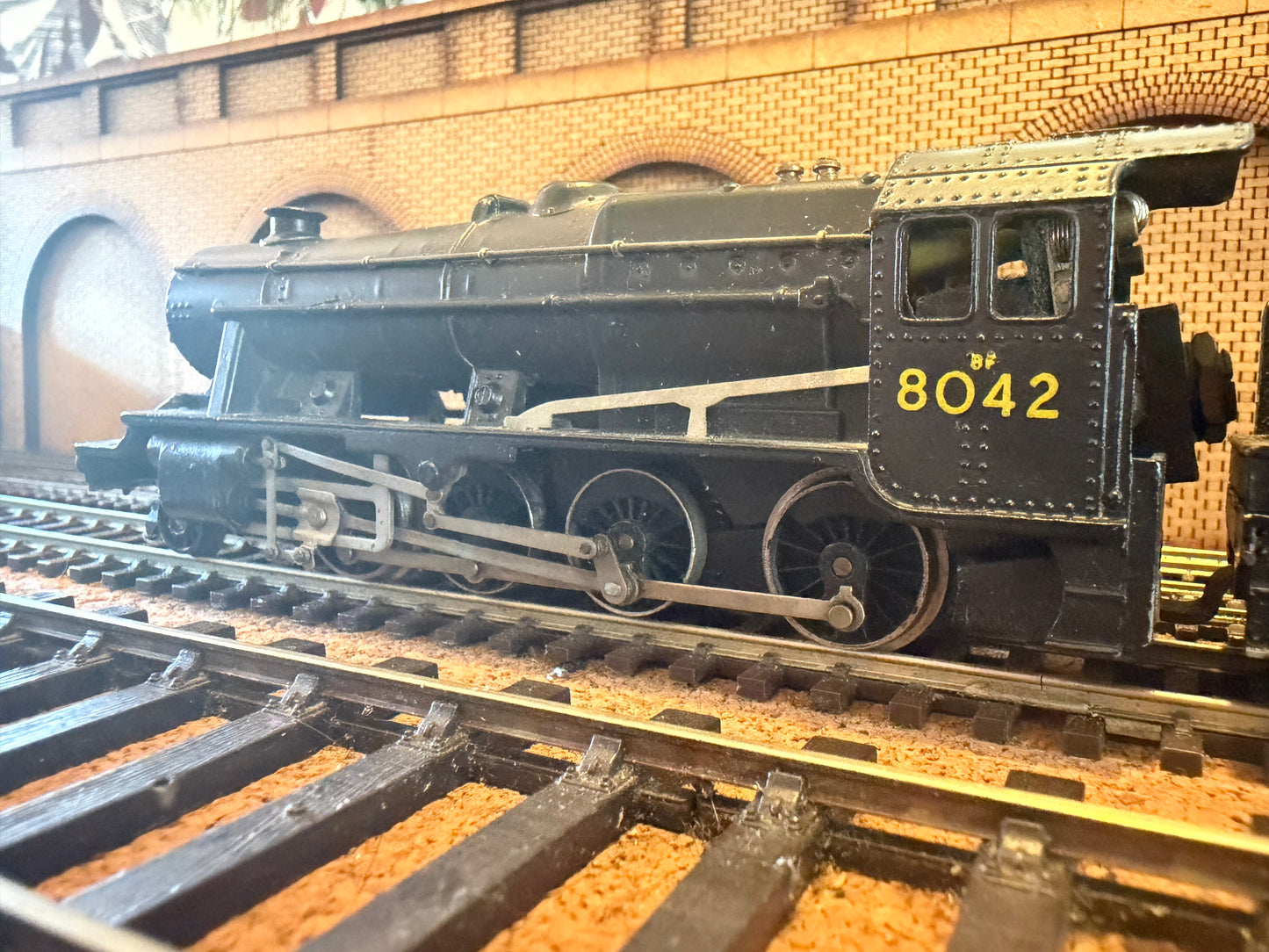 Wrenn R2225 (OO) London Midland & Scottish Railway ‘Stanier’ 8F No.8024 in LMS Unlined Black.