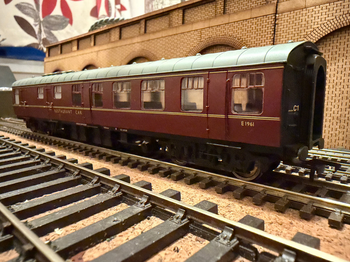 Bachmann 39-101A (OO) British Railways MK1 Restaurant Car No.E1961 in BR Maroon 