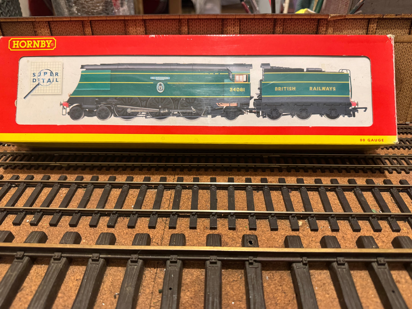 Hornby R2220 (OO) British Railways [SR] ‘Battle of Britain Class’ No.34081 “92 Squadron” In Weathered Southern Railway / BR Transitional Malachite Green. 