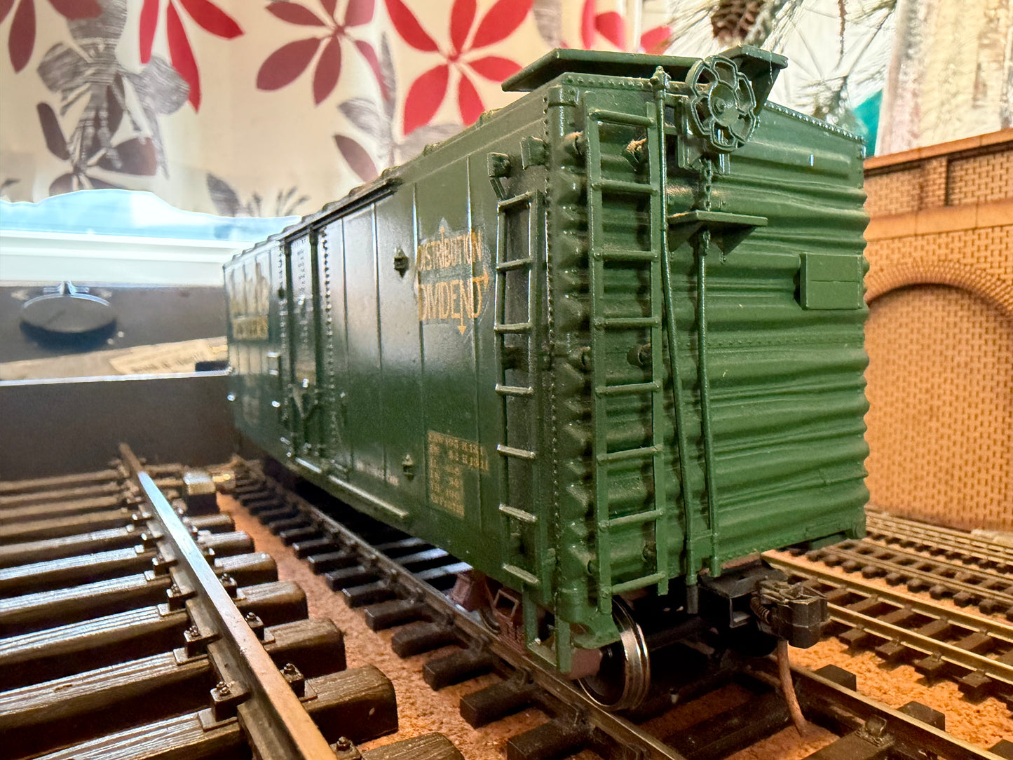 Atlas (O Gauge) Santa Fe Western Box Car No.8166 in SFW Distribution Dividend livery 