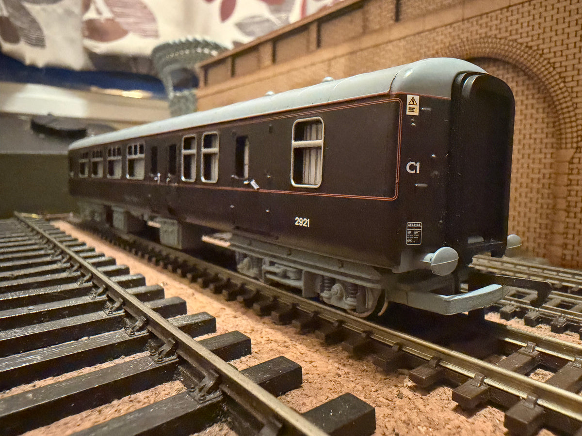 Hornby R2370 (OO) Ex British Rail, Mk2B Brake First Corridor, Royal Household Couchette / Support Coach No.2921 in EWS / DB Cargo Royal Rail Dark Claret 