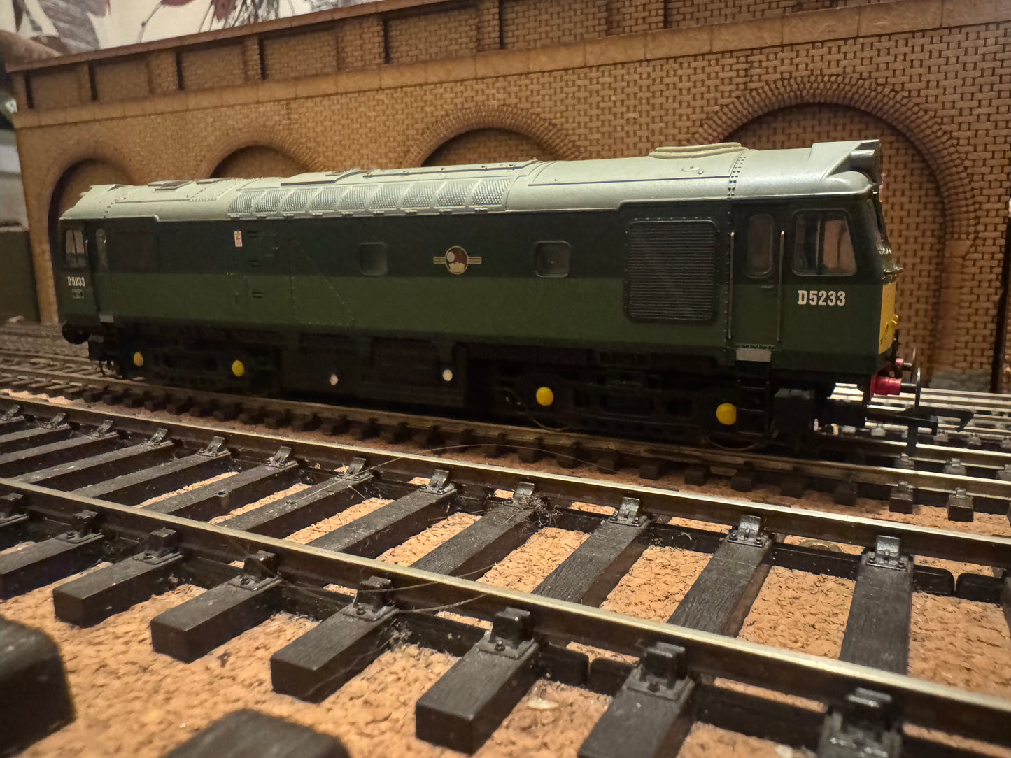 Bachmann 32-411 (OO) British Railways, Sulzer Type 2 [Class 25/2] No.D5233 in BR Two Tone Green. DCC Fitted 