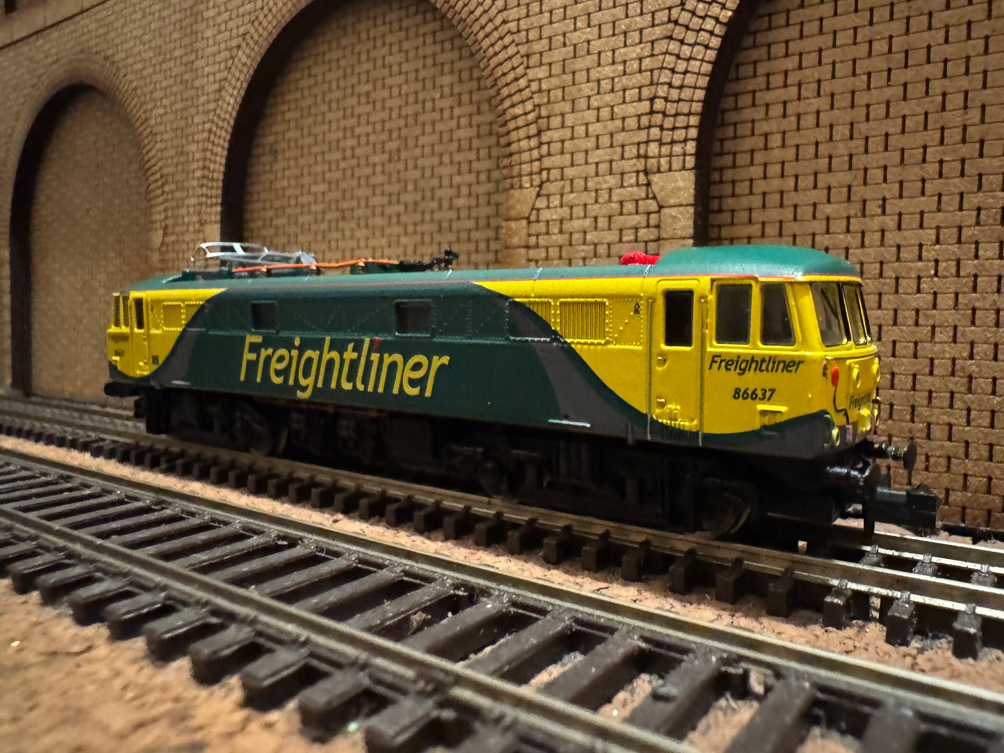 Dapol ND099Q (N Gauge) Ex BR Class 86/6 No.86637 in Freightliner Powerhaul livery. DCC Ready 