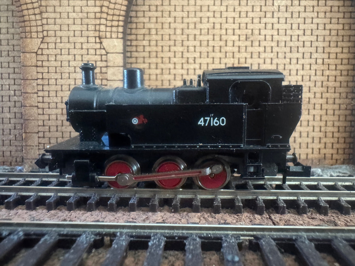 Minitrix 12052Mini (N Gauge) Ex LMS ‘Fowler’ 2F Dock Tank No.47160 in British Railways Black. 