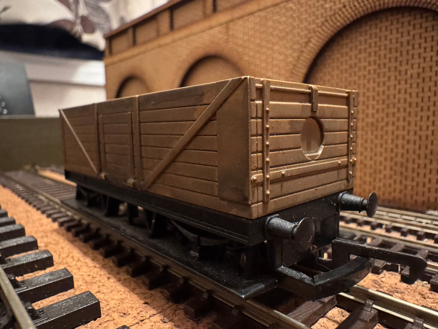Hornby R1085 (OO) Long Wheel Base Severn Plank Wagon. Un-numbered / Repainted