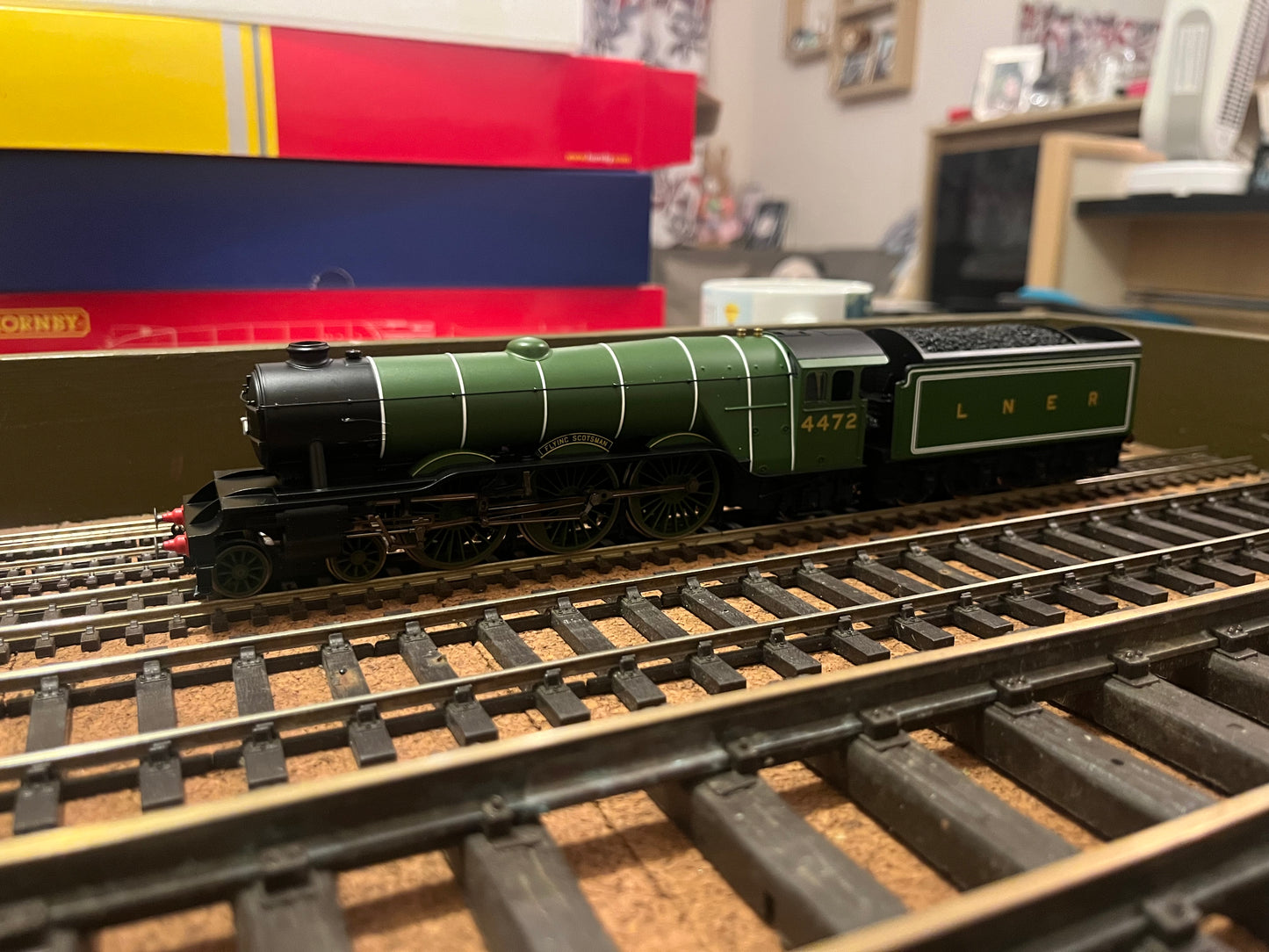 Hornby Railroad (OO) London North Eastern Railway A1, No.4472 “Flying Scotsman” in LNER Apple Green. DCC Sound Fitted.