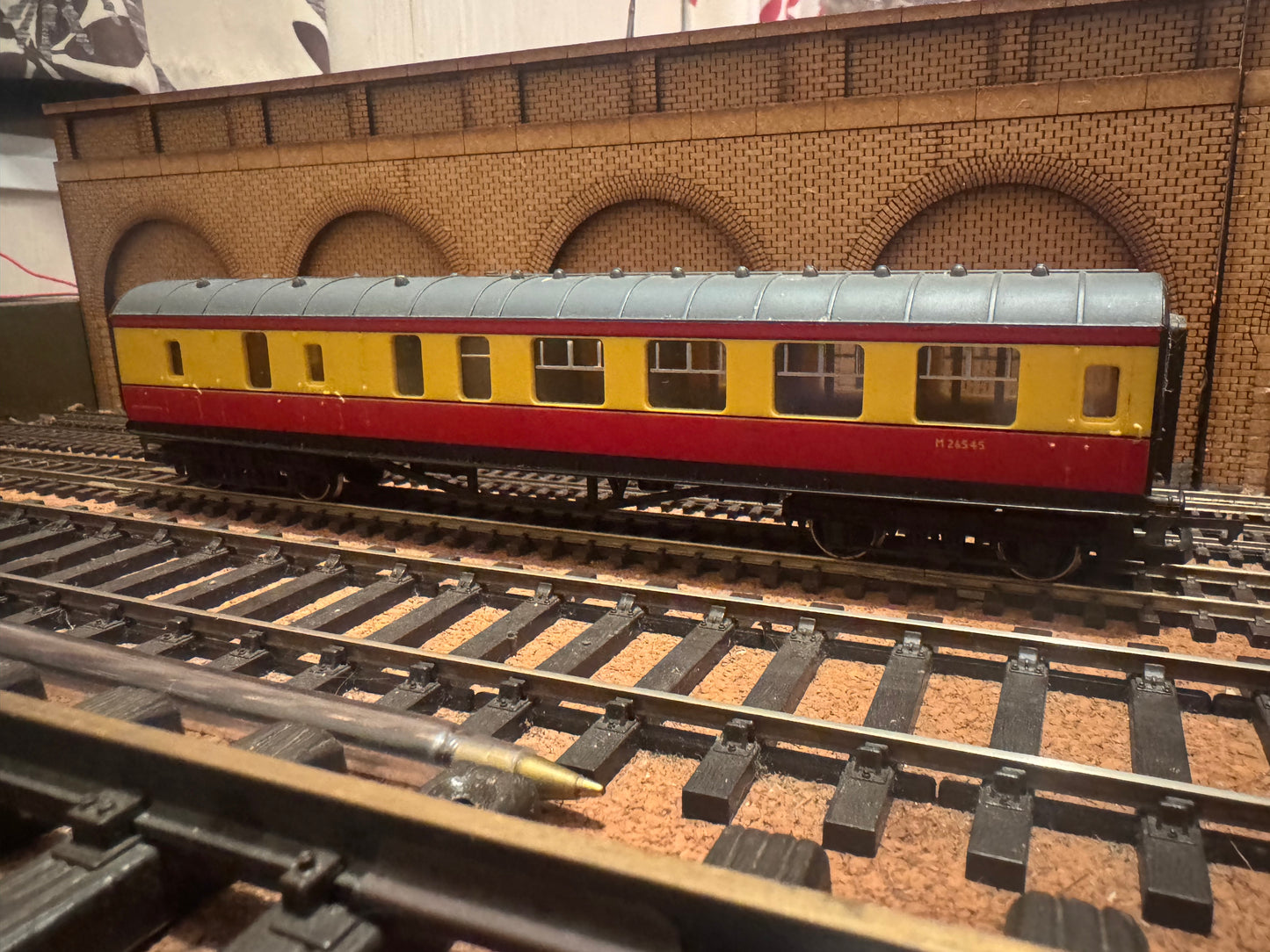 Hornby R438 (OO) Ex LMS, Stanier Brake Third No.M26545 in British Railways ‘Blood & Custard’