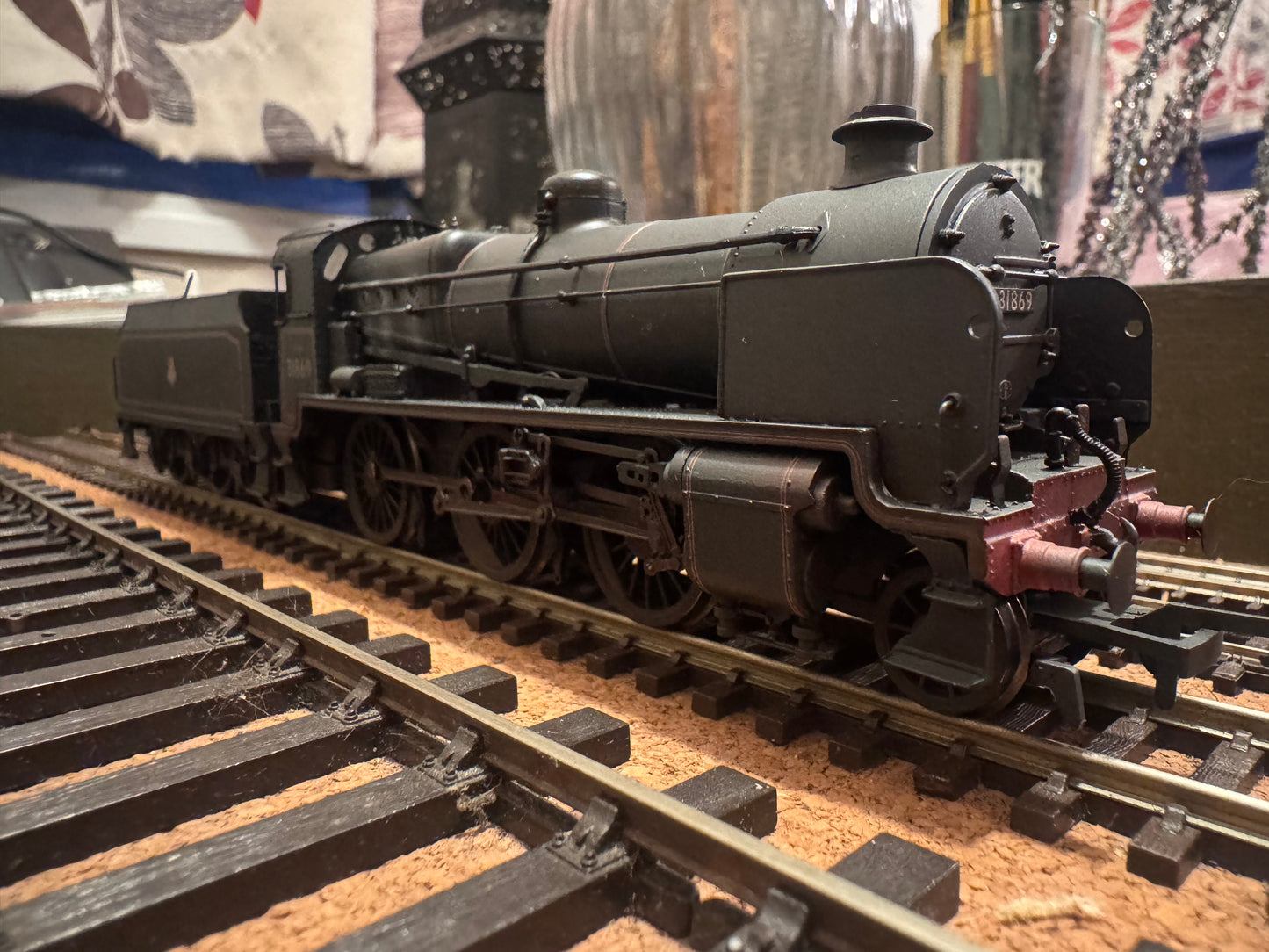 Bachmann 32-165DC (OO) Ex SR, Maunsell N Class ‘Mongolipers’ No.31869 in Weathered British Railways Lined Black, (Shed Code 75B, Redhill Depot). DCC Fitted 