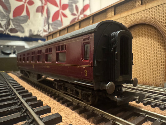 Mainline (OO) London Midland & Scottish Railway, 60ft Corridor Composite No.3936 in LMS Maroon. 