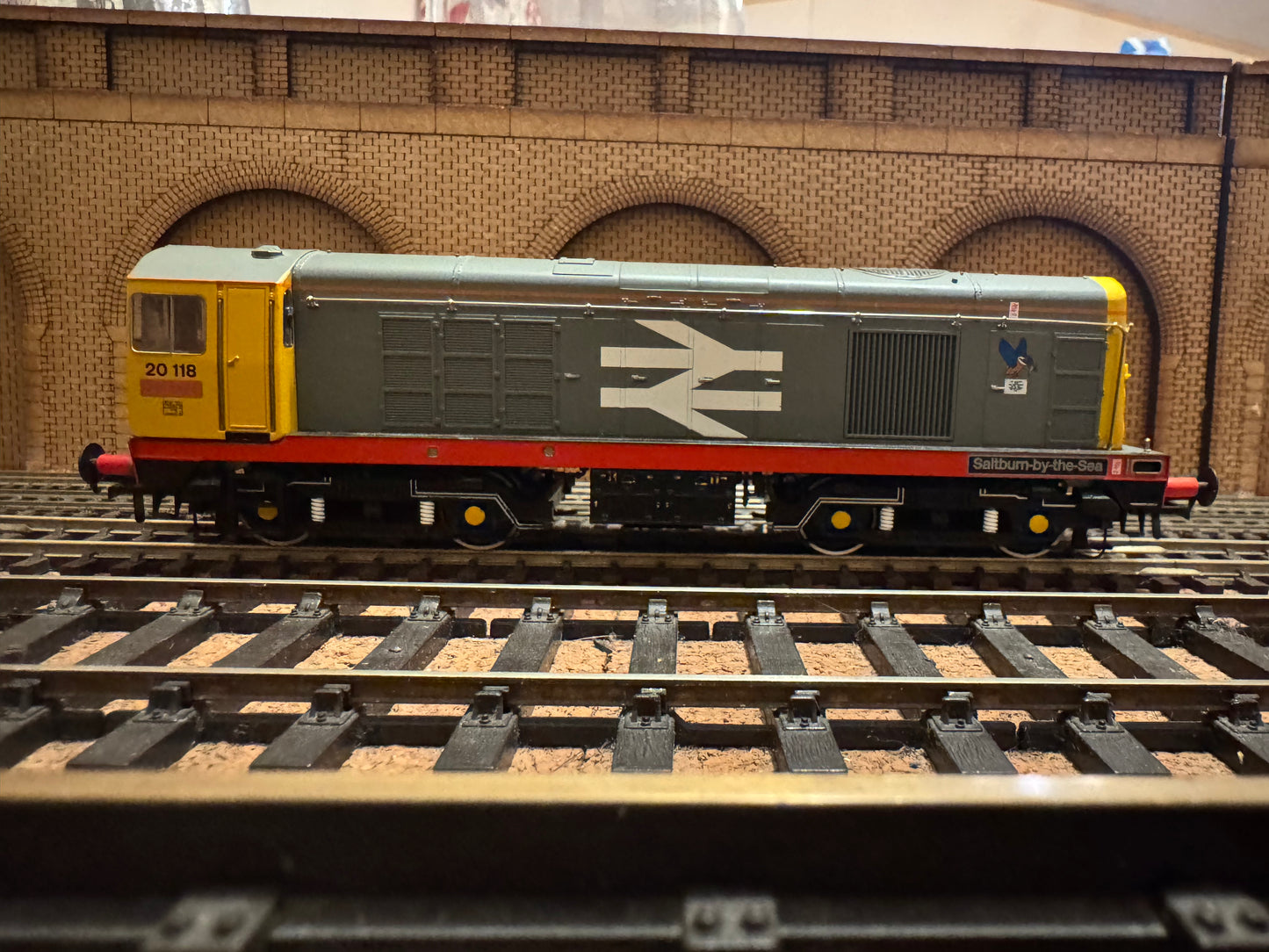 Bachmann 32-045 (OO) British Railways Class 20 No.20118 “Saltburn By The Sea” in British Rail Railfreight Red Stripe Livery. (Depot Allocation, Thornaby Depot) DCC Fitted 