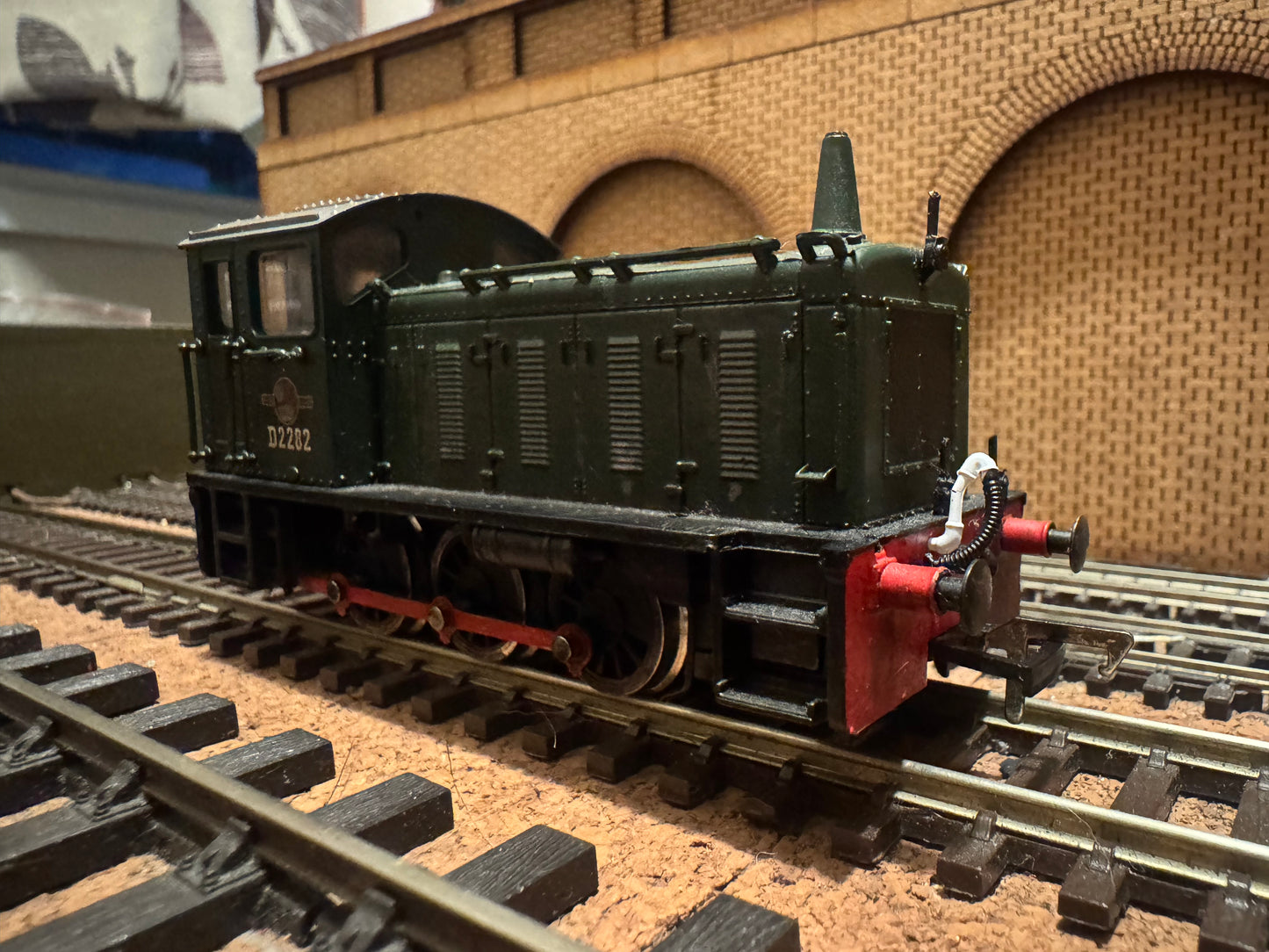 Bachmann 31-338 (OO) British Railways, Drewry Car Company 200HP 0-6-0 Diesel Mechanical Shunter [Class 04] No.D2282 in lightly weathered Plain BR Green. 