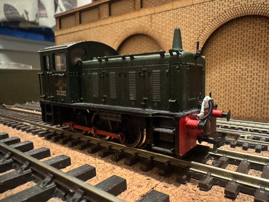 Bachmann 31-338 (OO) British Railways, Drewry Car Company 200HP 0-6-0 Diesel Mechanical Shunter [Class 04] No.D2282 in lightly weathered Plain BR Green. 