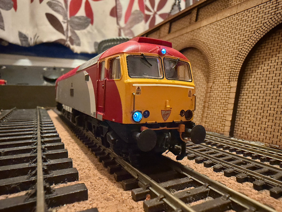 Bachmann 32-751 (OO) Brush Traction / Virgin Trains Class 57/3 No.57301 “Scott Tracey” in Virgin Trains Livery and Pre Dellner Coupling Condition. DCC Ready